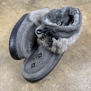 Manitobah Mukluks Keewatin Women’s Size 7 Gray Suede Rabbit Fur Beaded Boots